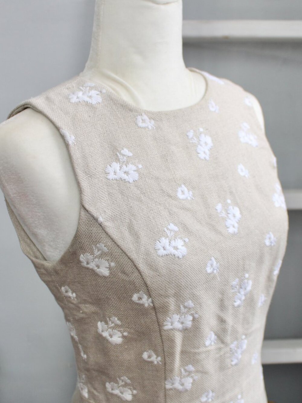 Michael Kors Linen Floral Embroider Mini Sleeveless Sheath Dress Tan White sz 2 - Picture 4 of 8